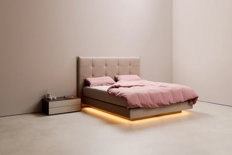 Flaches Boxspringbett mit Kopfteil und abgenähten Rechtecken