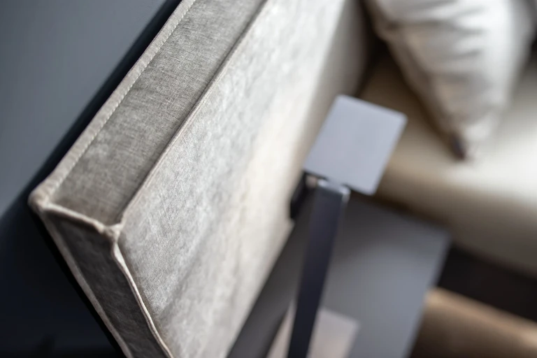 Boxspringbett mit gepolstertem Wandpaneel