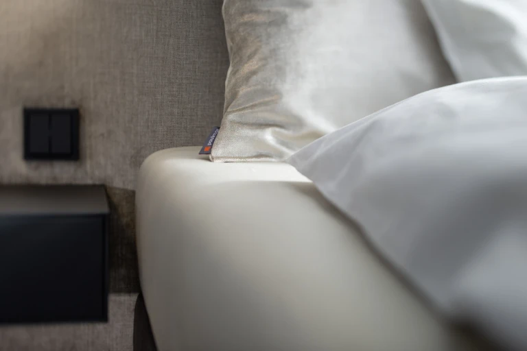 Boxspringbett mit gepolstertem Wandpaneel