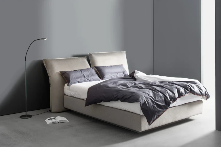 Boxspringbett mit verstellbaren Rückenkissen