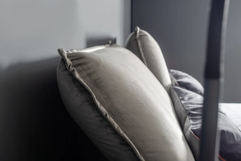 Boxspringbett mit verstellbaren Rückenkissen