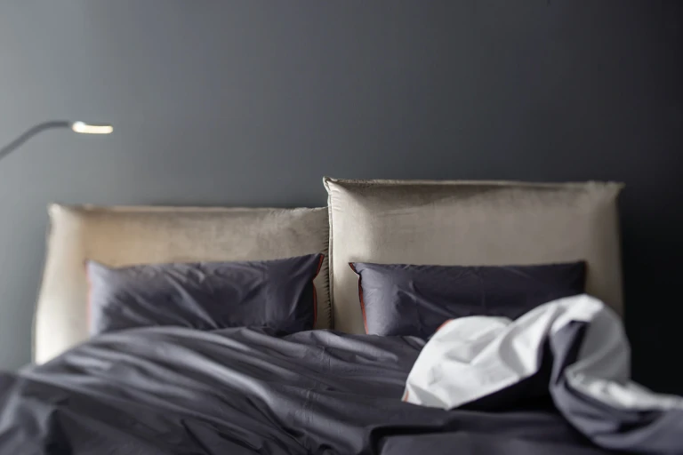 Boxspringbett mit verstellbaren Rückenkissen