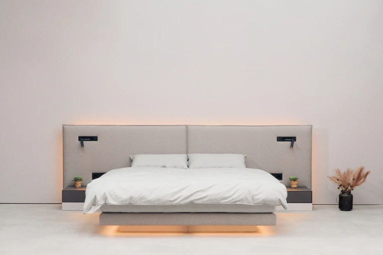 Ultraflaches Boxspringbett mit zweigeteiltem, gepolstertem Wandpaneel