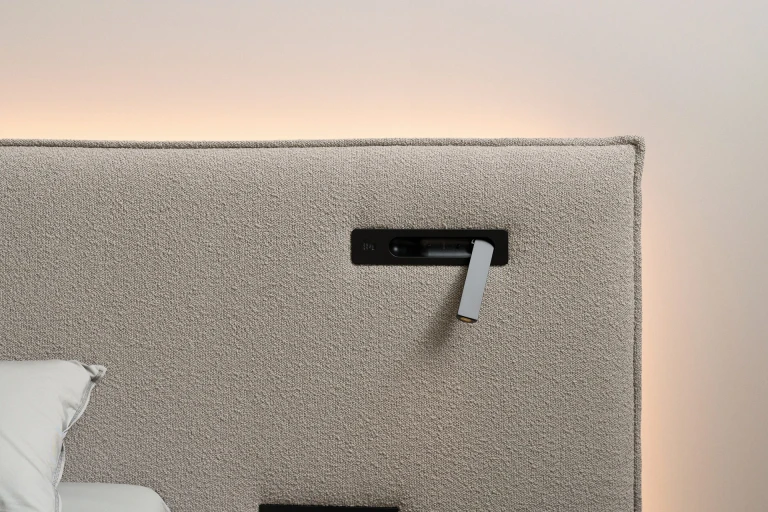 Ultraflaches Boxspringbett mit zweigeteiltem, gepolstertem Wandpaneel