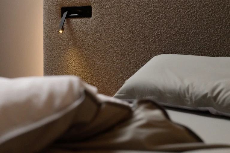 Ultraflaches Boxspringbett mit zweigeteiltem, gepolstertem Wandpaneel