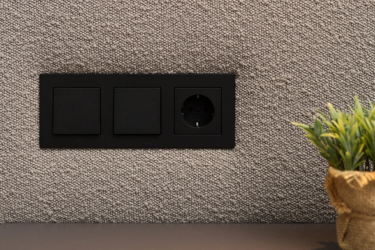 Ultraflaches Boxspringbett mit zweigeteiltem, gepolstertem Wandpaneel