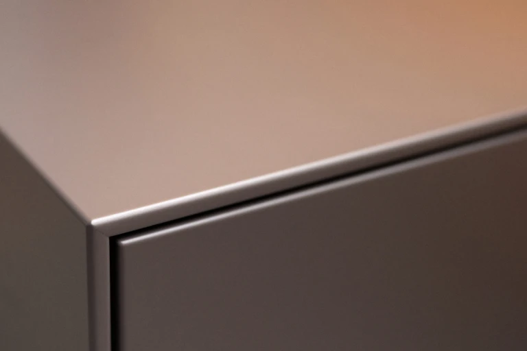 Ultraflaches Boxspringbett mit zweigeteiltem, gepolstertem Wandpaneel