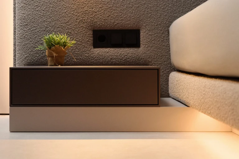 Ultraflaches Boxspringbett mit zweigeteiltem, gepolstertem Wandpaneel