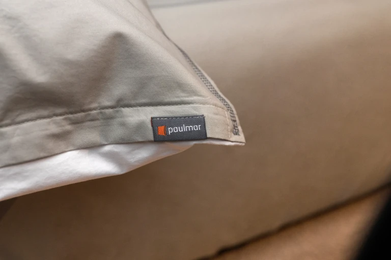 Ultraflaches Boxspringbett mit zweigeteiltem, gepolstertem Wandpaneel