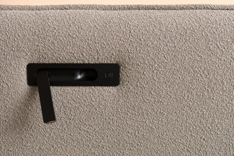 Ultraflaches Boxspringbett mit zweigeteiltem, gepolstertem Wandpaneel