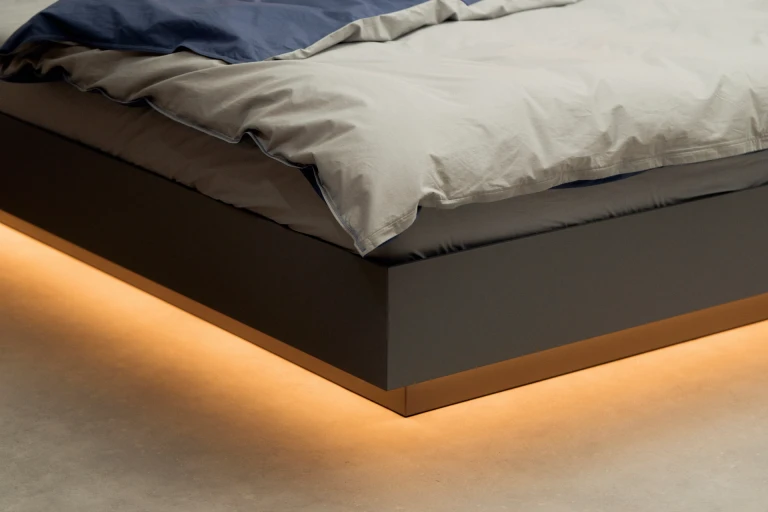 Systembett mit tiefmatt lackiertem Wandpaneel