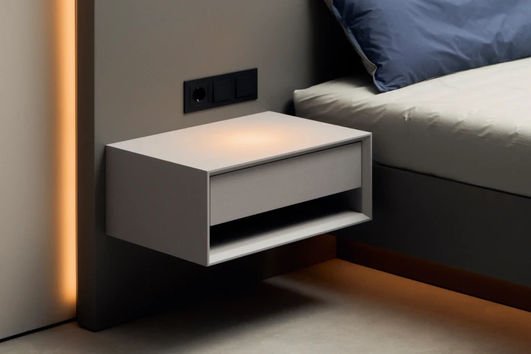 Systembett mit tiefmatt lackiertem Wandpaneel