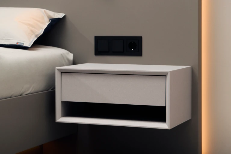 Systembett mit tiefmatt lackiertem Wandpaneel