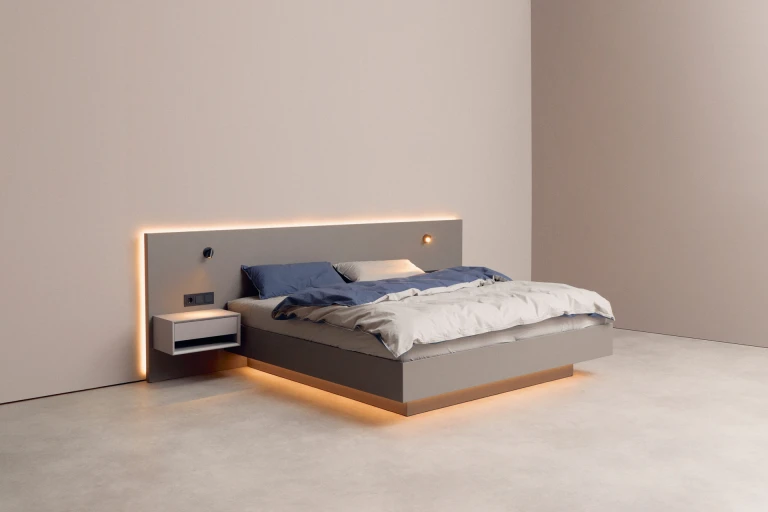 Systembett mit tiefmatt lackiertem Wandpaneel