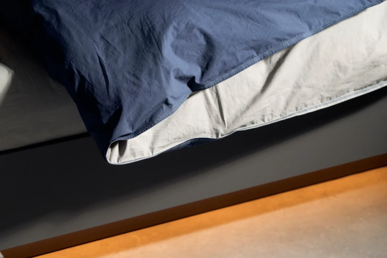 Systembett mit tiefmatt lackiertem Wandpaneel