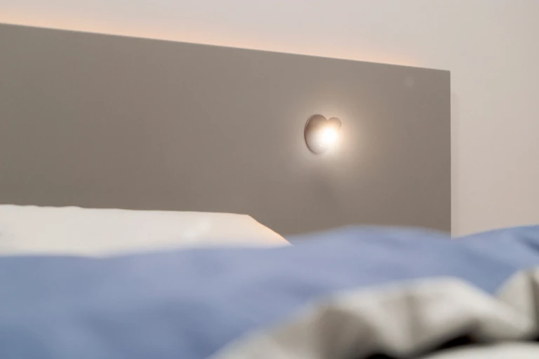 Systembett mit tiefmatt lackiertem Wandpaneel