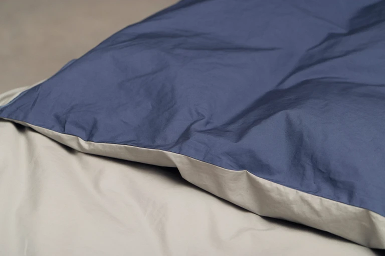 Systembett mit tiefmatt lackiertem Wandpaneel