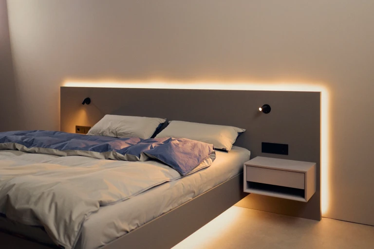Systembett mit tiefmatt lackiertem Wandpaneel