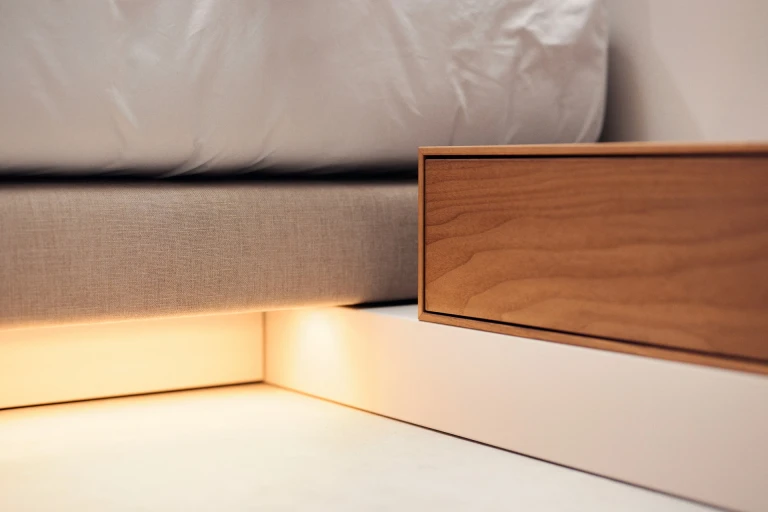 Ultraflaches Boxspringbett mit lackiertem Wandpaneel