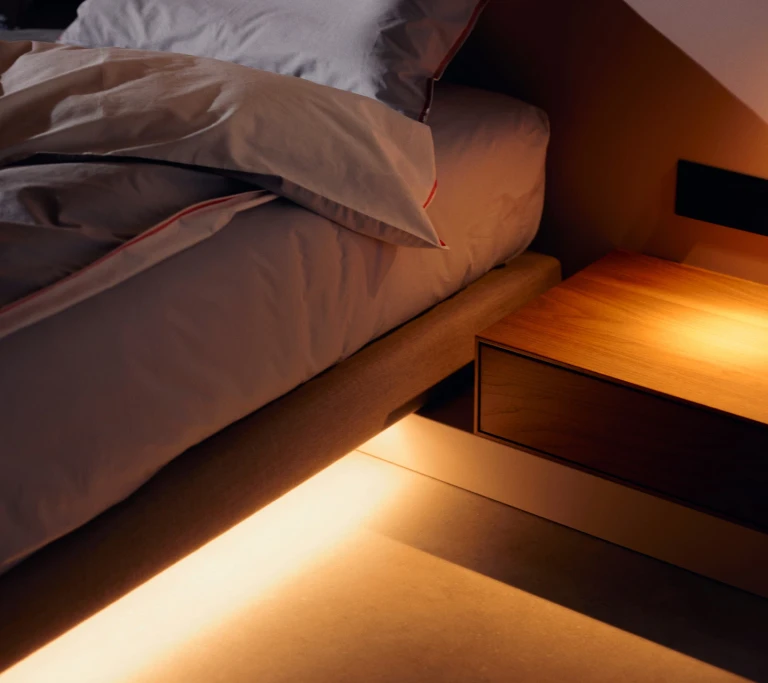 Ultraflaches Boxspringbett mit lackiertem Wandpaneel