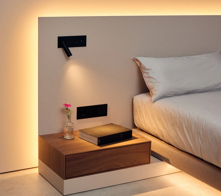 Ultraflaches Boxspringbett mit lackiertem Wandpaneel