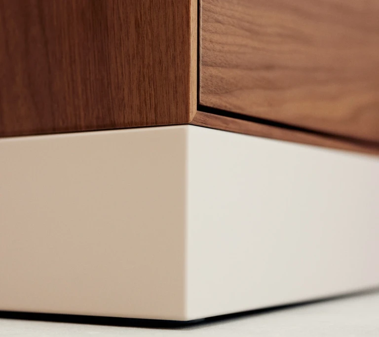 Ultraflaches Boxspringbett mit lackiertem Wandpaneel