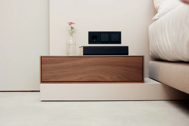 Ultraflaches Boxspringbett mit lackiertem Wandpaneel