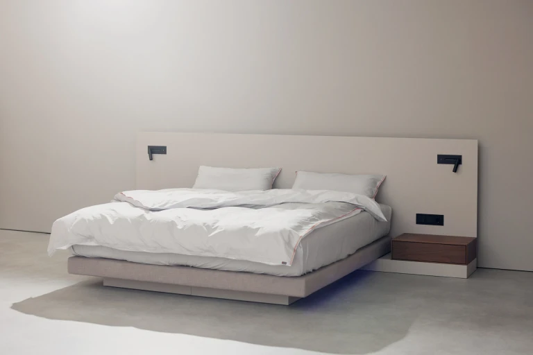 Ultraflaches Boxspringbett mit lackiertem Wandpaneel