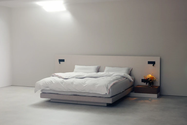 Ultraflaches Boxspringbett mit lackiertem Wandpaneel