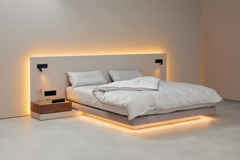 Ultraflaches Boxspringbett mit lackiertem Wandpaneel