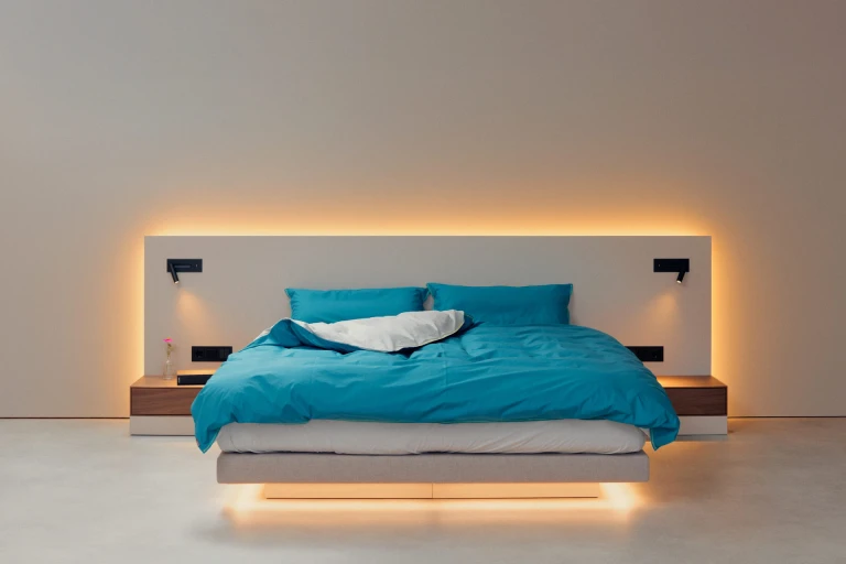 Ultraflaches Boxspringbett mit lackiertem Wandpaneel