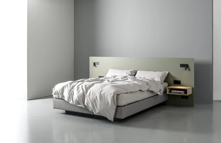 Boxspringbett mit Linoleum-beschichtetem Wandpaneel