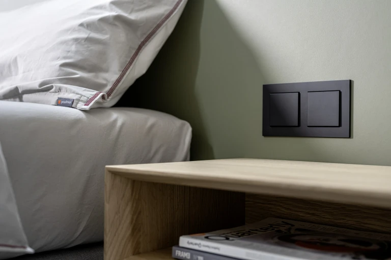 Boxspringbett mit Linoleum-beschichtetem Wandpaneel