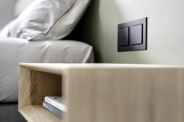 Boxspringbett mit Linoleum-beschichtetem Wandpaneel